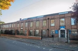 英國(guó)中學(xué)也成 高考工廠 了 禁止課間說(shuō)話新規(guī)炸了