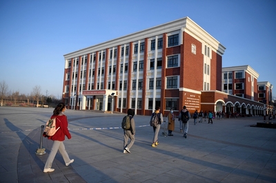 做足“功課”保安全--新疆中小學和中職學校全面開學