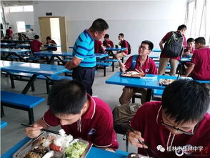 動態(tài) 桂林市教育局局長唐建林視察桂林中學(xué)過渡校區(qū)食品安全衛(wèi)生工作