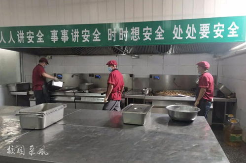 鄧州市陶營鎮中心校組織全鎮校 園 長到龍堰一初中觀摩學習食堂食品安全管理