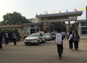 毛坦廠萬人送考 近萬名考生家長在馬路兩邊夾道歡送