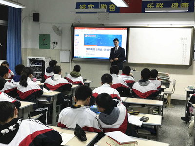 招行成都分行踐行企業社會責任 走進西川中學開展金融知識講座