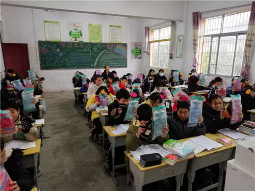 懷寧縣雷埠初中為學生發放冬季防寒用品